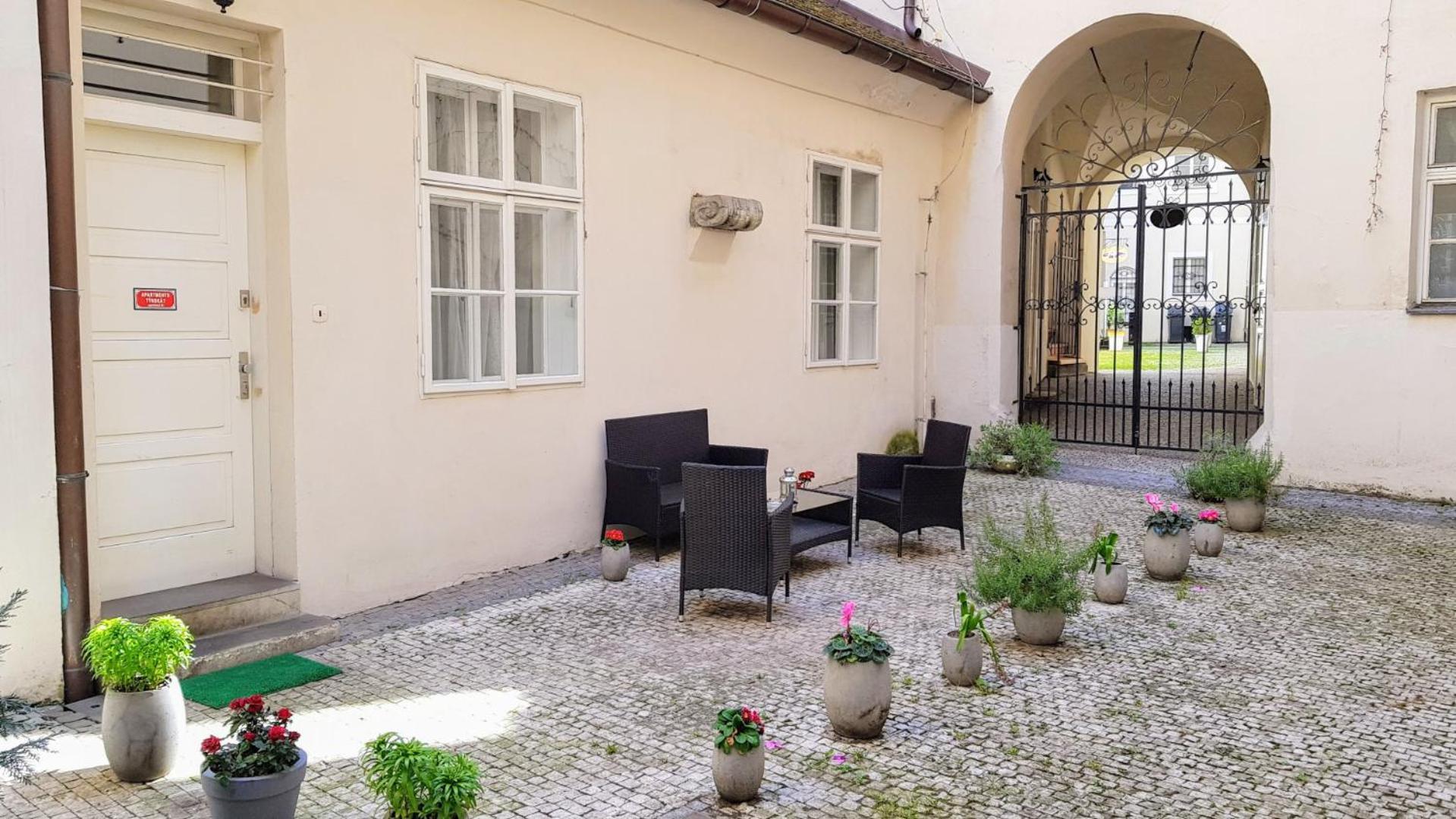Apartments Tynska 7 Прага Экстерьер фото