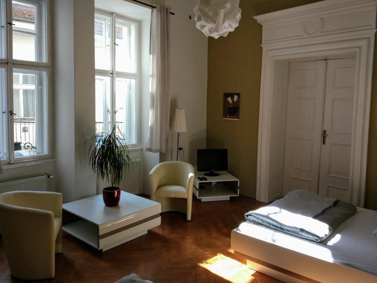Apartments Tynska 7 Прага Экстерьер фото